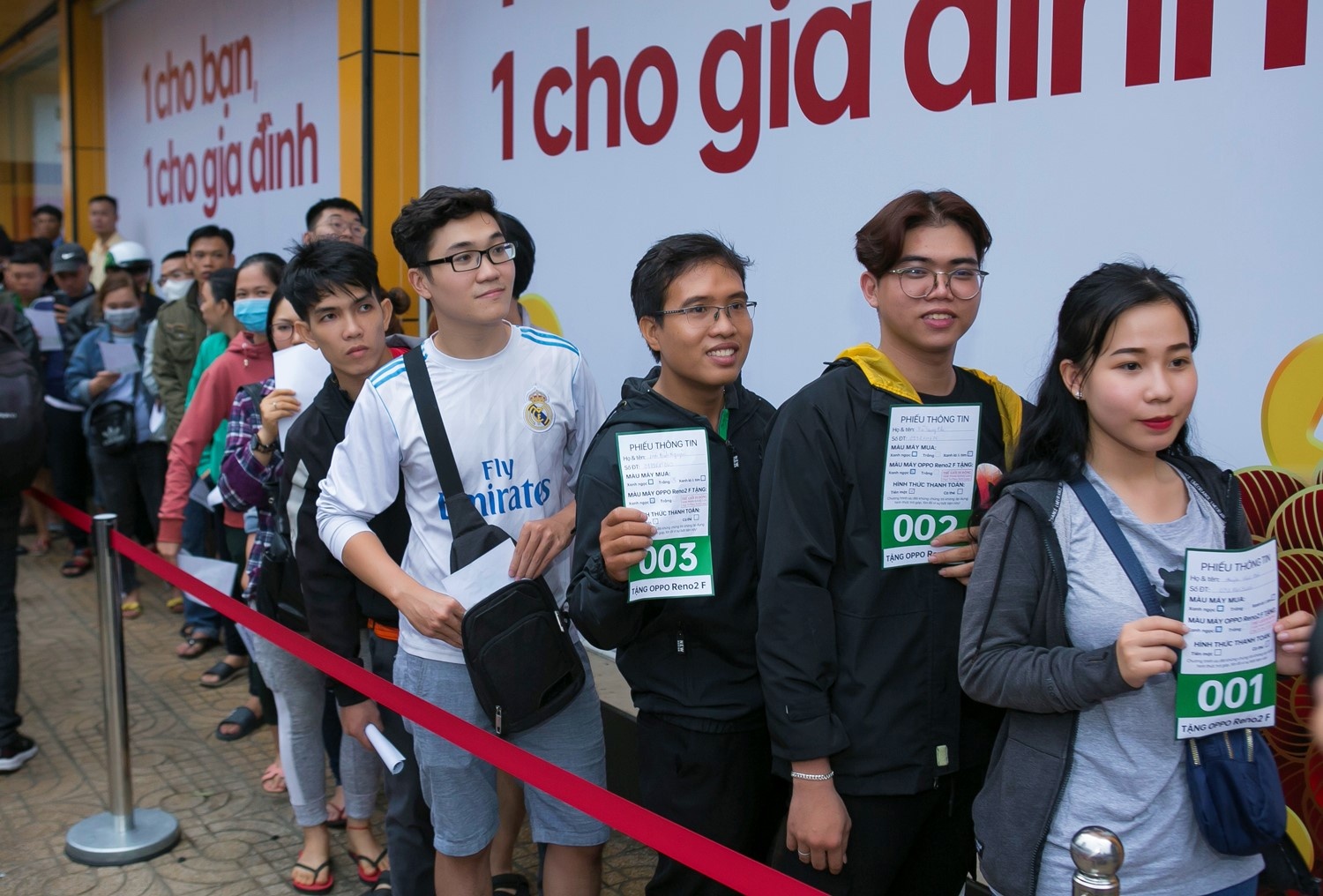 Hang tram fan xep hang tham gia su kien 'Tet nay, ve nha cung Oppo' hinh anh