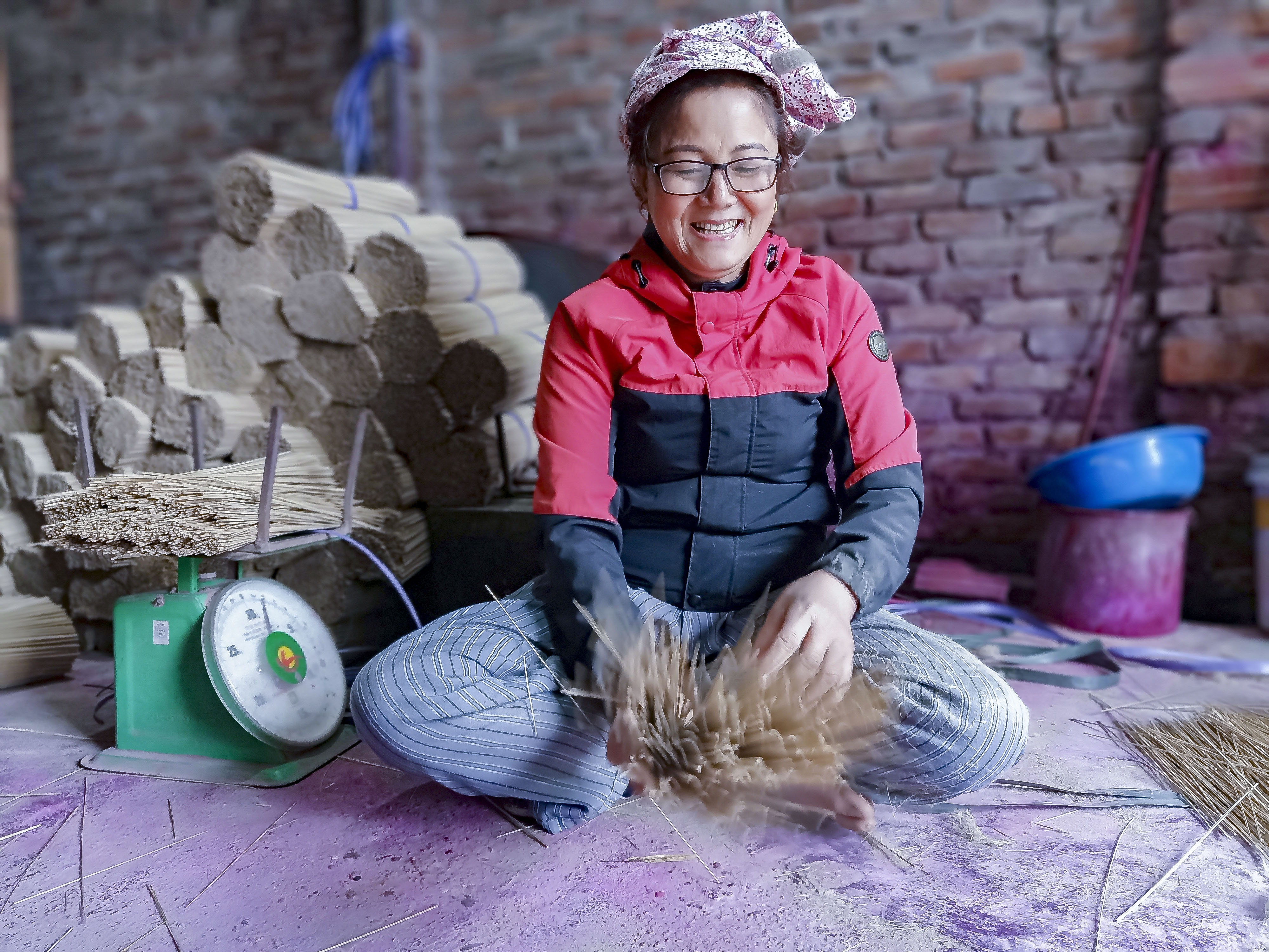 Lang nghe lam huong nhung ngay giap Tet qua ong kinh smartphone hinh anh