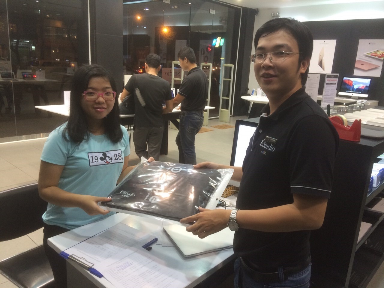 Nhieu khach hang da duoc bao duong MacBook mien phi hinh anh