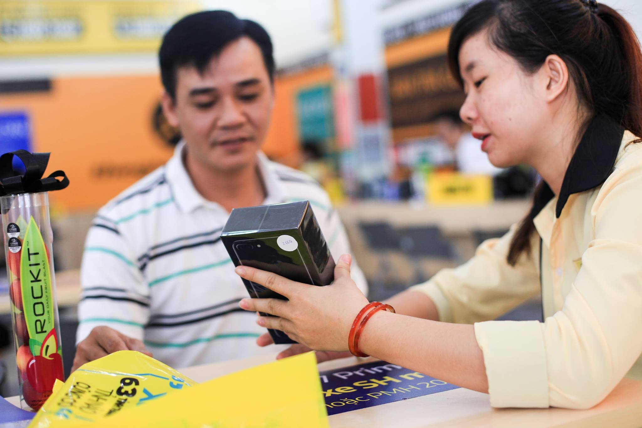 Hai thai cuc cua iPhone chinh hang tai Viet Nam hinh anh