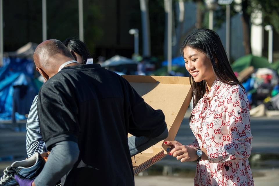 Hoa hau Vy Nguyen tang qua cho nguoi vo gia cu tai My hinh anh