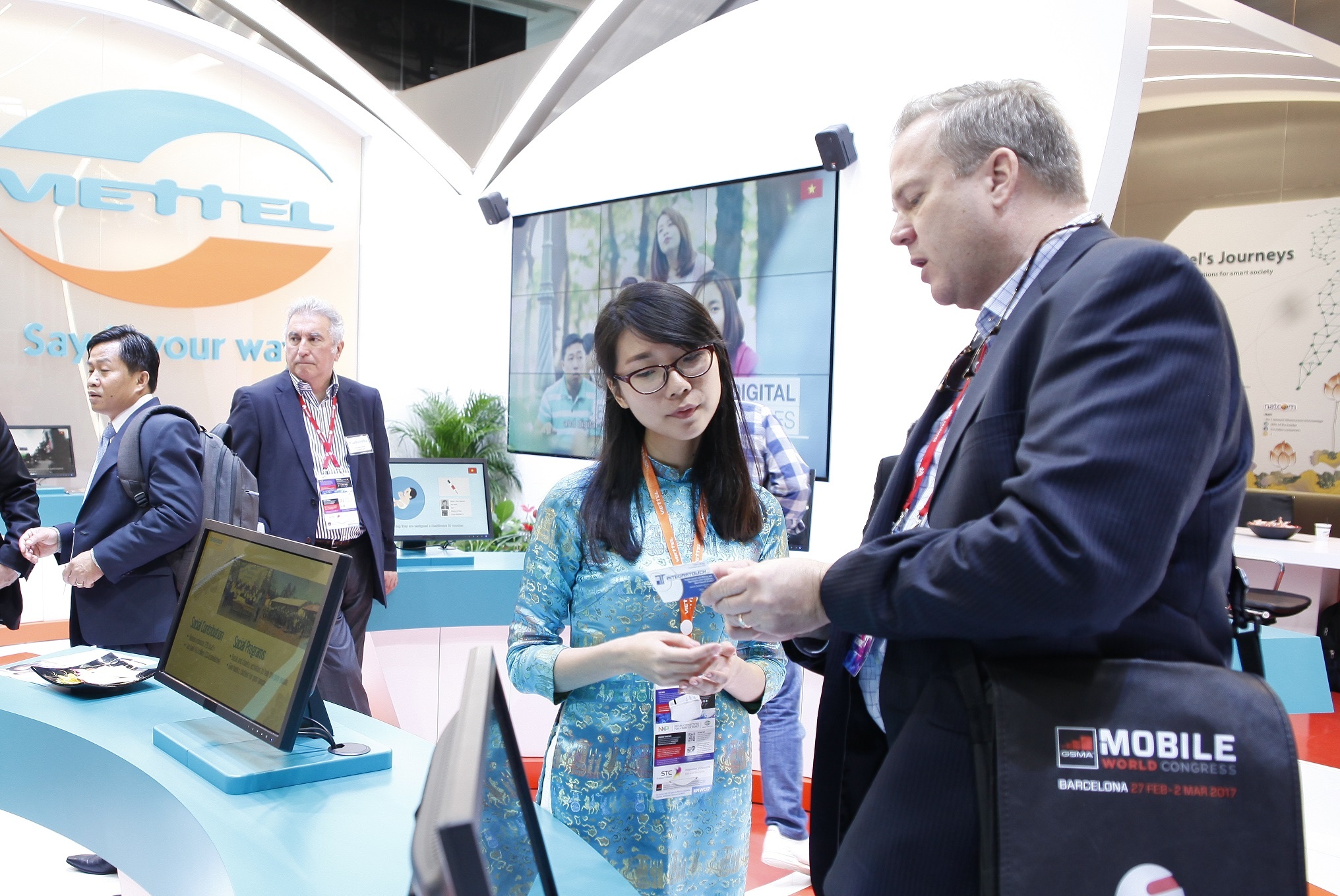 Gian hang Viet tai trien lam di dong lon nhat the gioi hinh anh