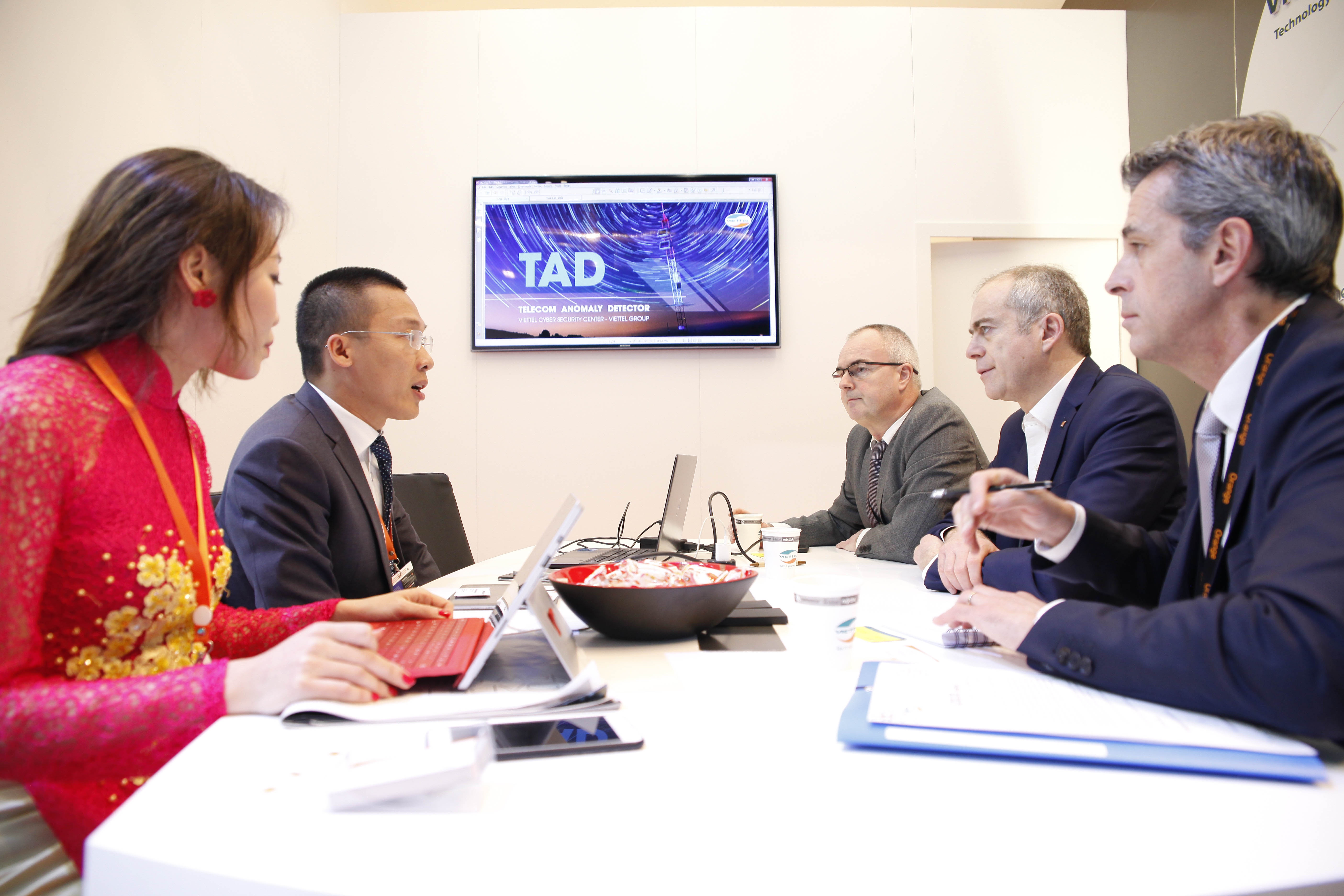 Viettel mang giai phap cong nghe xa hoi thong minh den MWC hinh anh