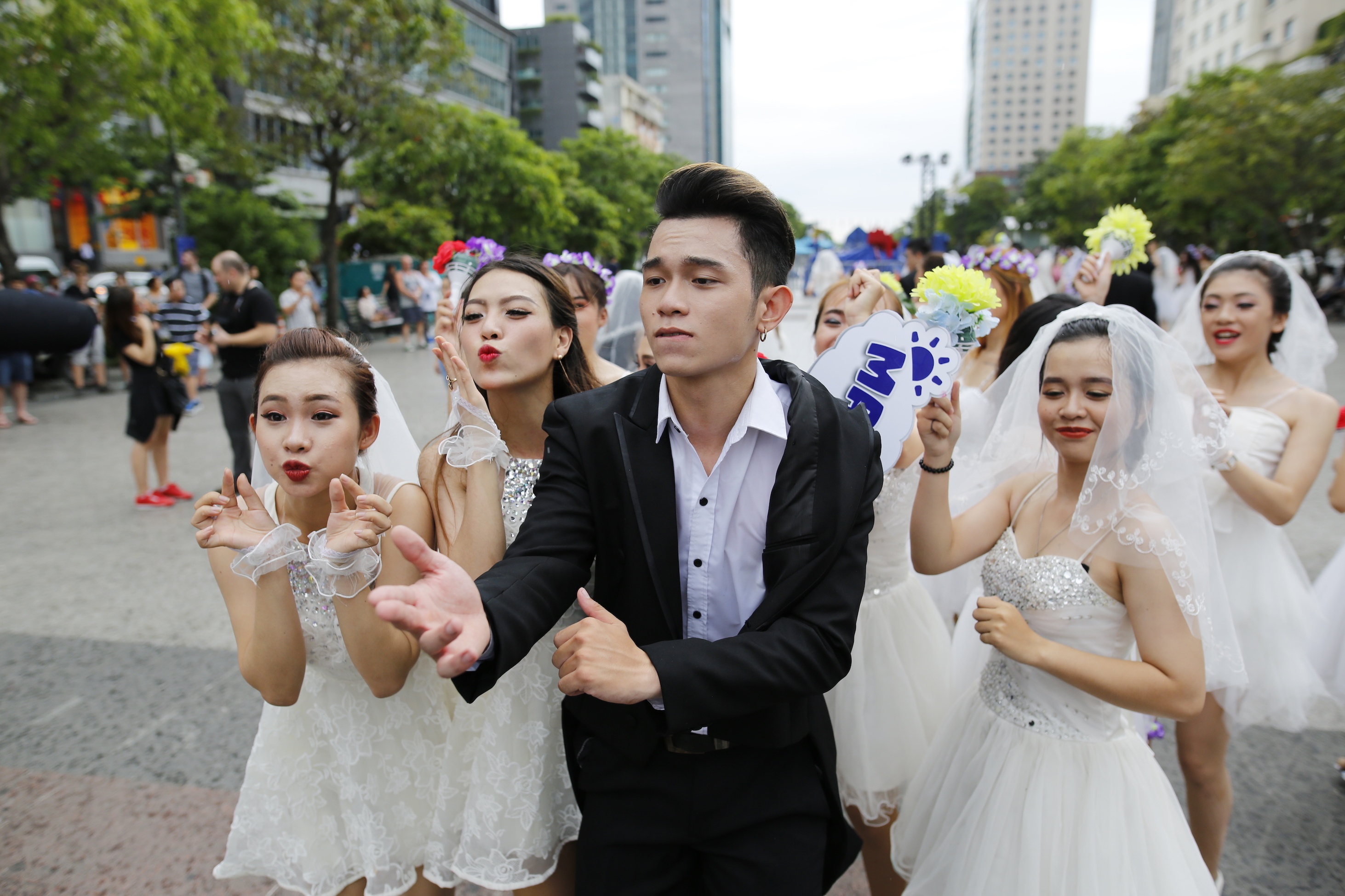 Hon 60 co dau, chu re nhay flashmob tren pho di bo Nguyen Hue hinh anh