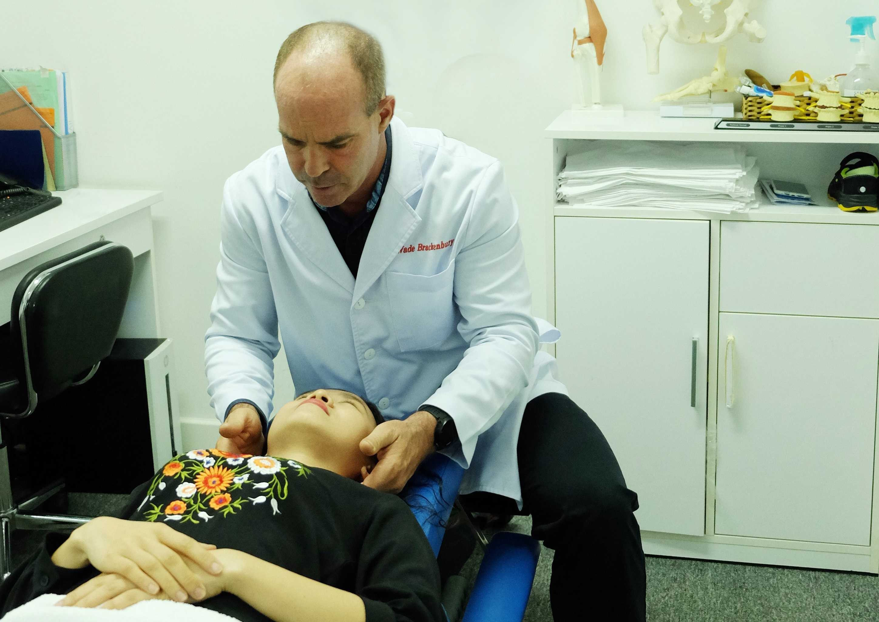 Tri lieu than kinh cot song khong dung thuoc, khong phau thuat hinh anh