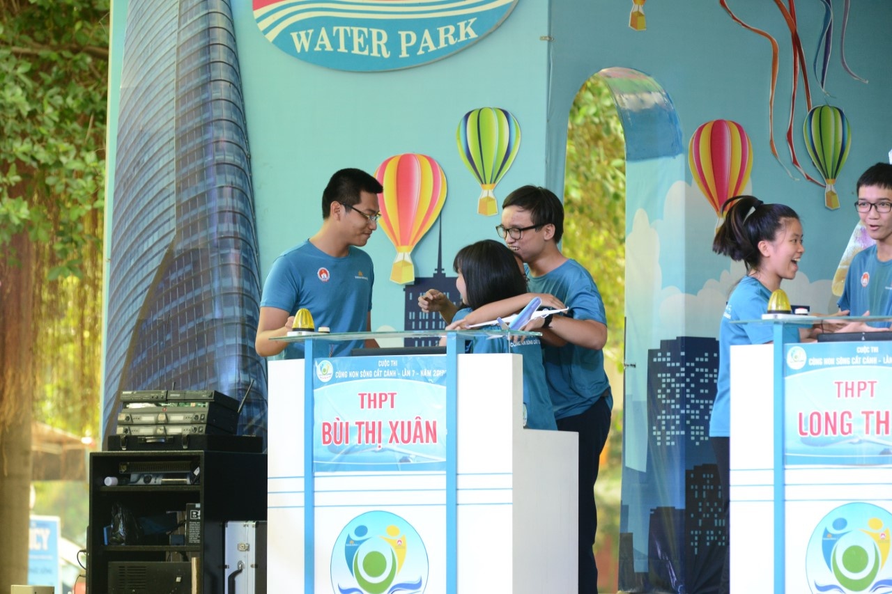THPT Bui Thi Xuan gianh giai nhat cuoc thi ‘Cung non song cat canh’ hinh anh
