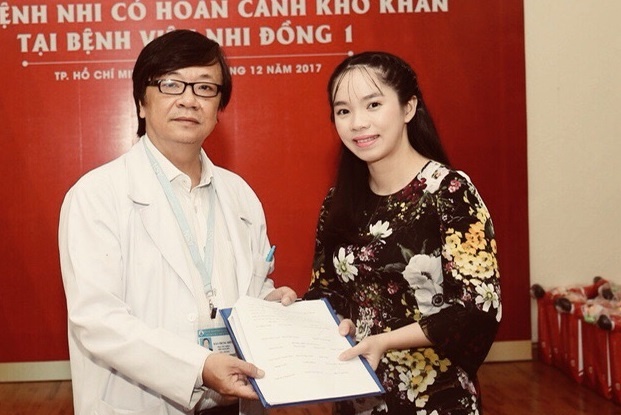 Viet Hung Phat trao 500 phan qua cho benh nhi tai benh vien Nhi Dong 1 hinh anh