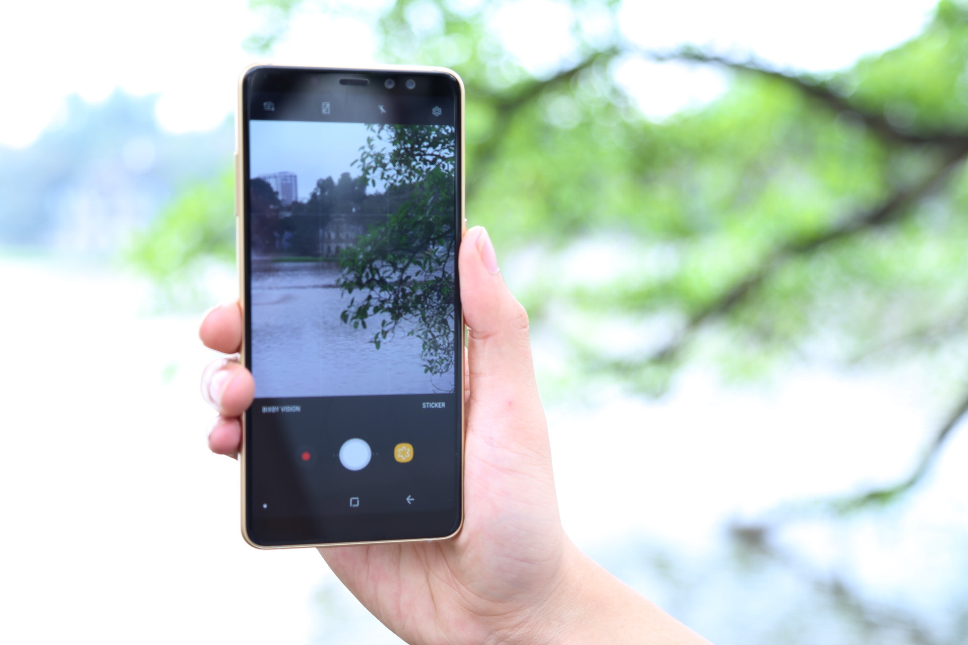 Danh gia Galaxy A8+: Dinh nghia lai smartphone can cao cap hinh anh