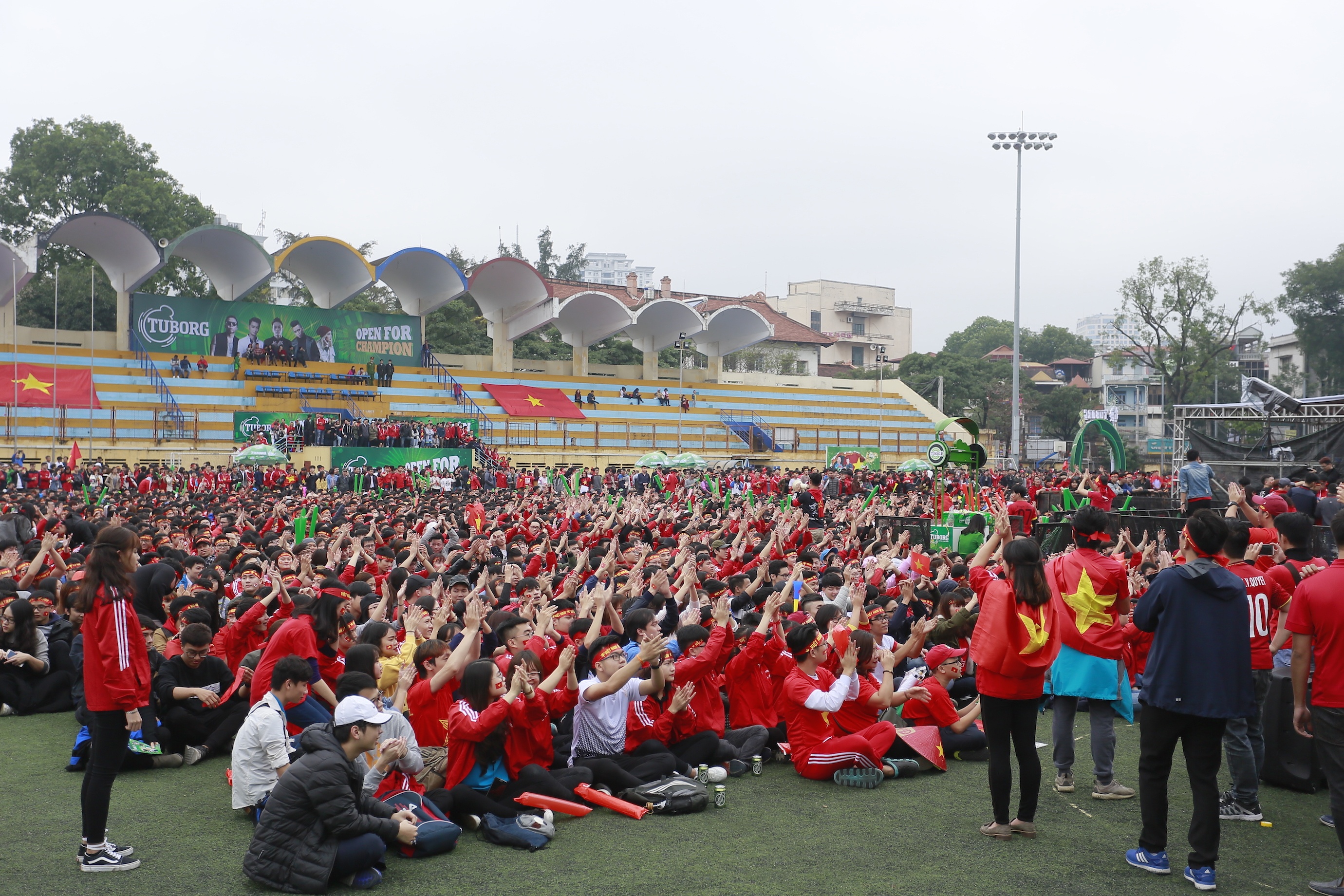 San van dong Bach Khoa Ha Noi hoa ‘chao lua’ trong tran cau lich su hinh anh