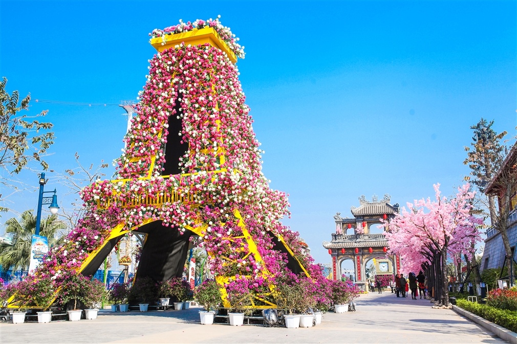 Canh sac Ha Long bien doi theo tuan voi Le hoi Ky quan muon sac hoa hinh anh