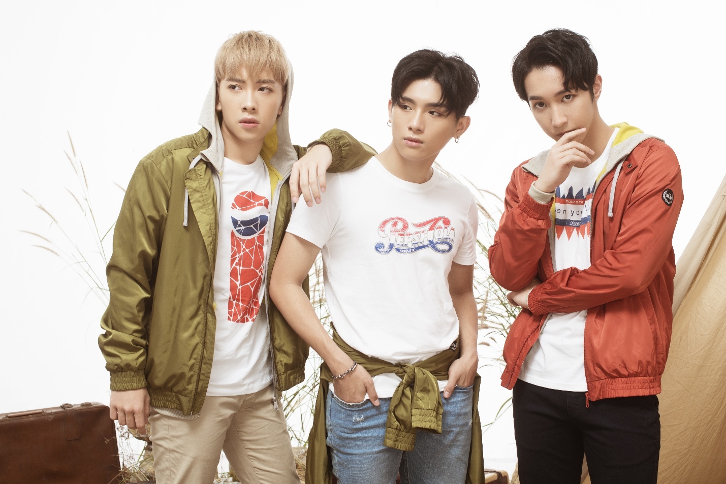 Mix do dep cung ao thun trang hinh anh