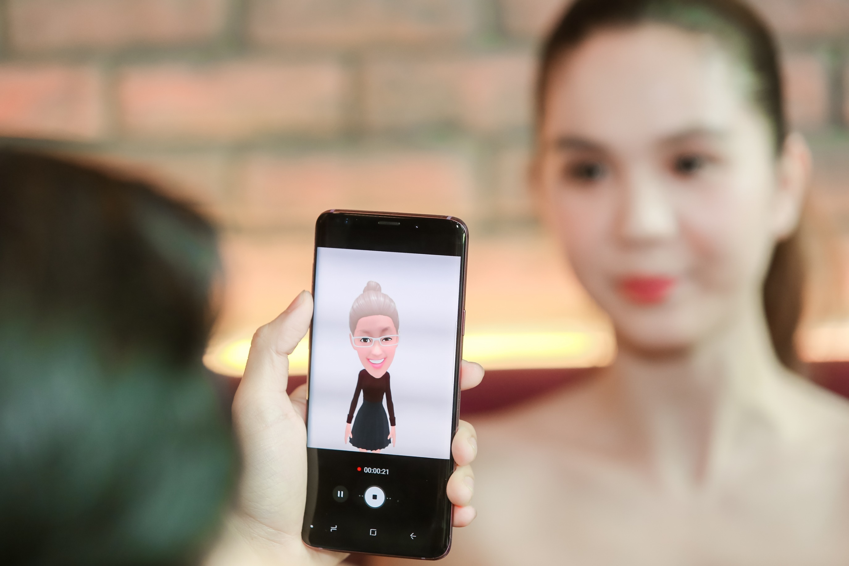 Ngoc Trinh thu tinh nang AR Emoji khi mua Galaxy S9+ hinh anh