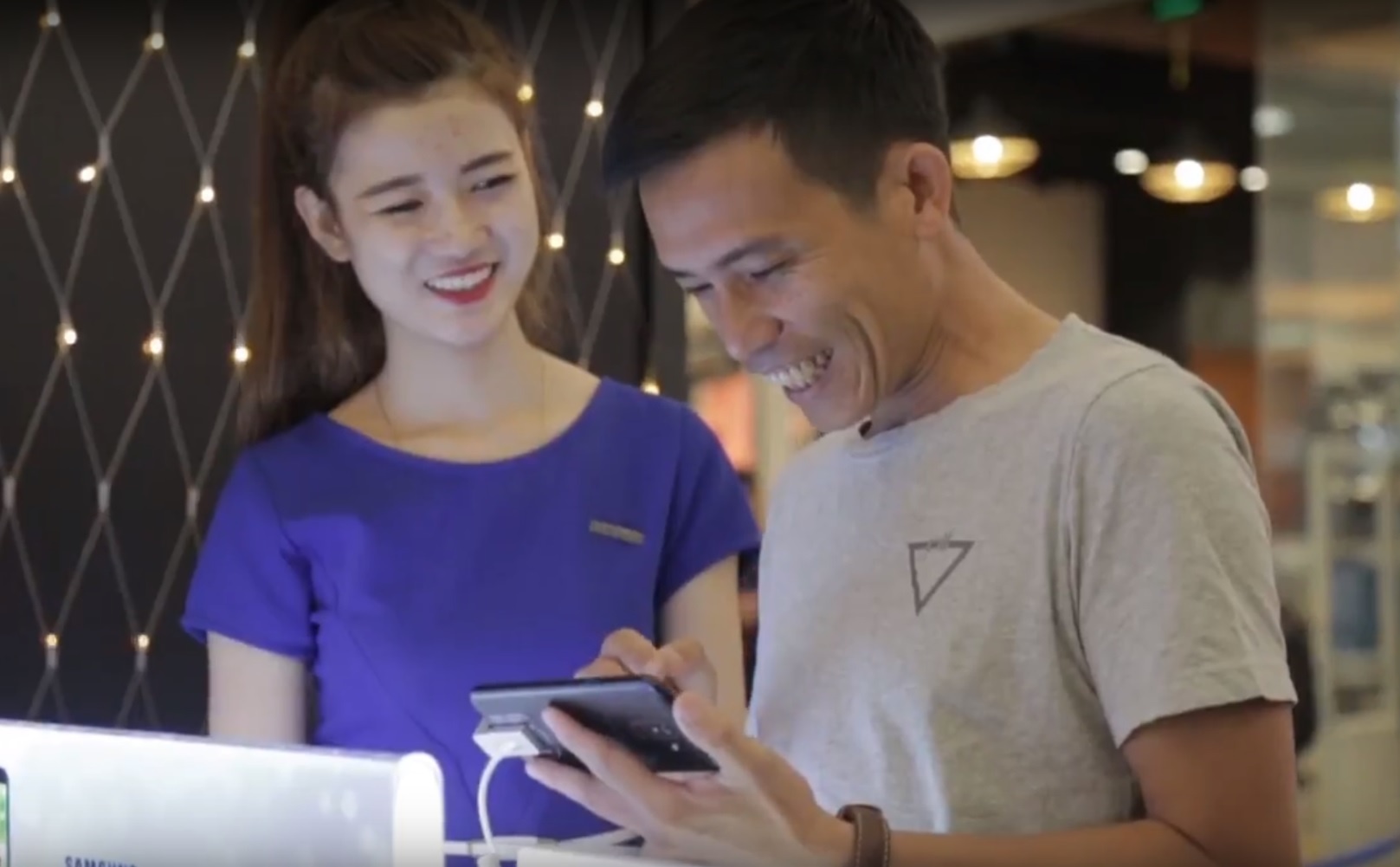 Nguoi dung xep hang trai nghiem Galaxy A6+ tai Van Hanh Mall hinh anh