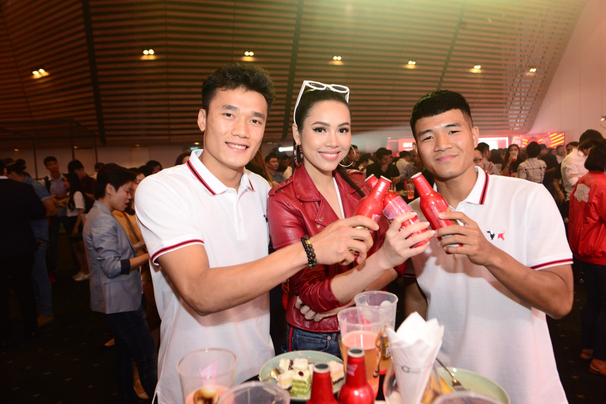 Duc Chinh, Tien Dung hao hung nhan bia tu mo hinh bay hinh anh