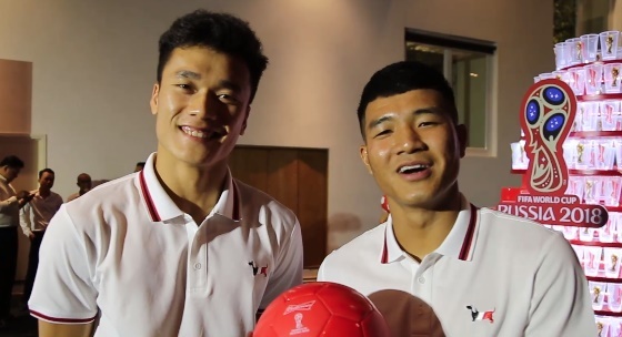 Duc Chinh, Bui Tien Dung tang bong cung cac co gai Nga hinh anh