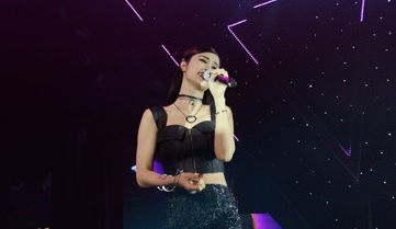 Dong Nhi, Ho Quang Hieu cung fan selfie 'thach thuc bong toi' hinh anh