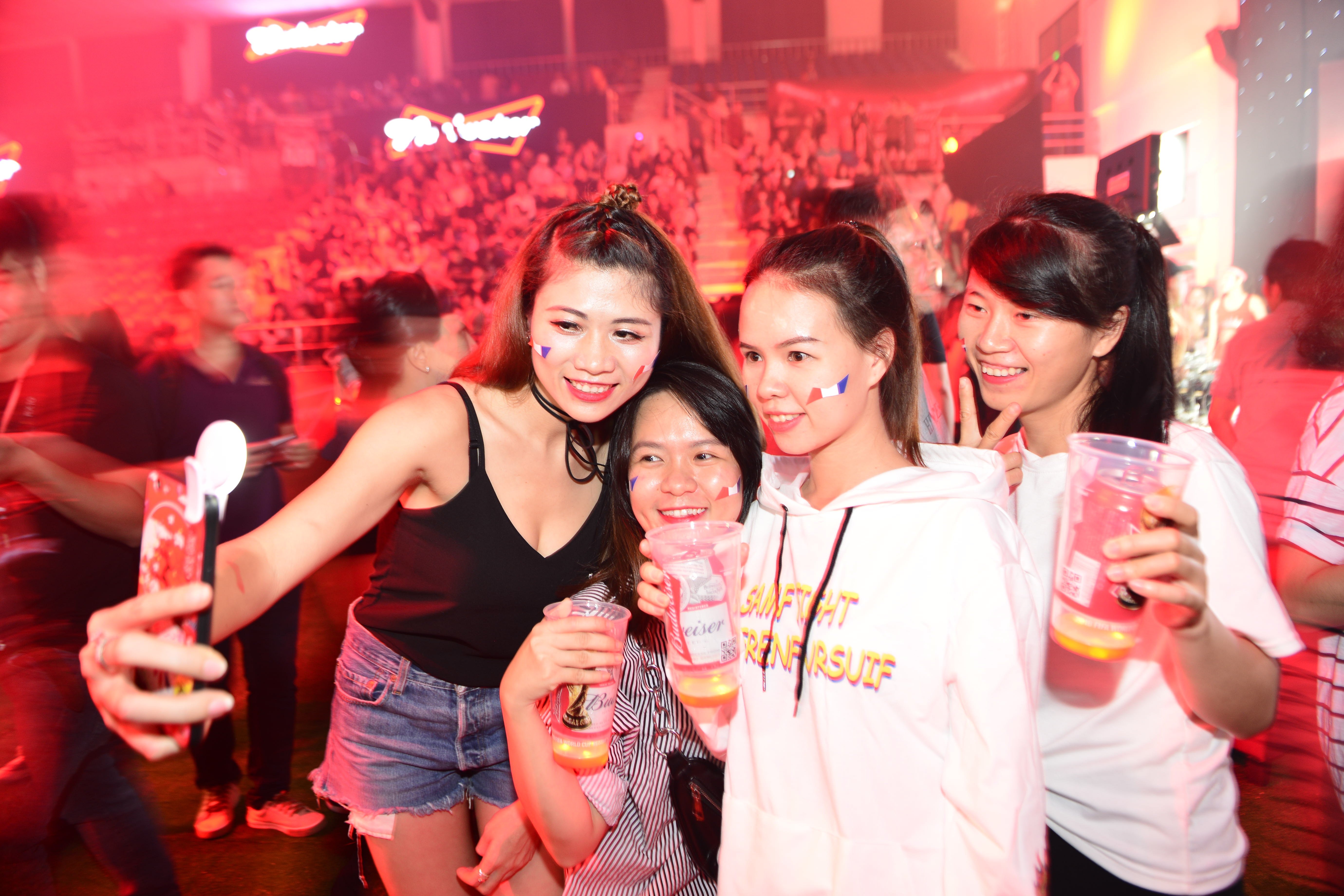 Khan gia 'chay' het minh tai nha thi dau Nguyen Du hinh anh