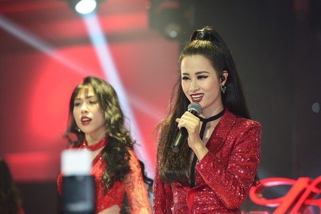 Dong Nhi dien vay sequin quyen ru, ung ho Phap chien thang hinh anh