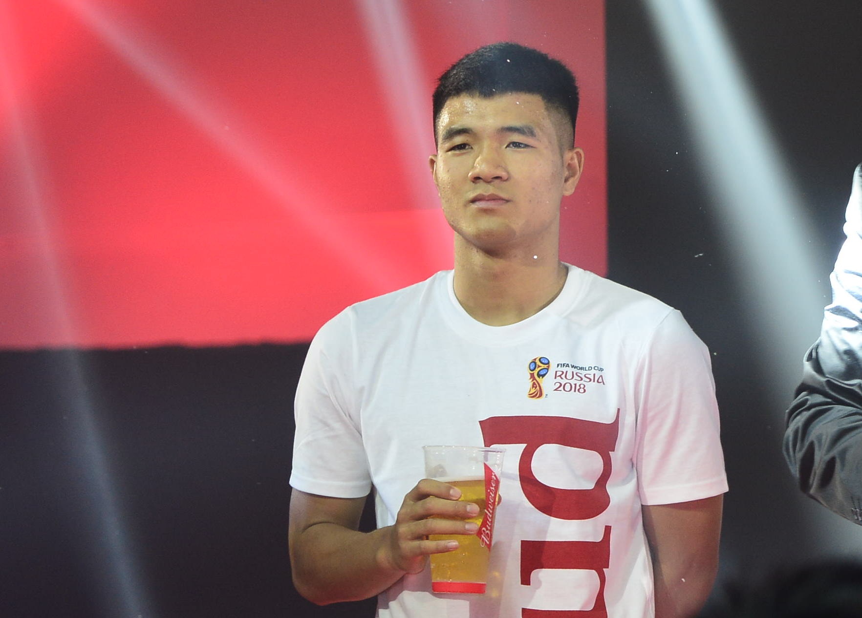 Duc Chinh nhan bia tu mo hinh bay, san sang don CK World Cup 2018 hinh anh
