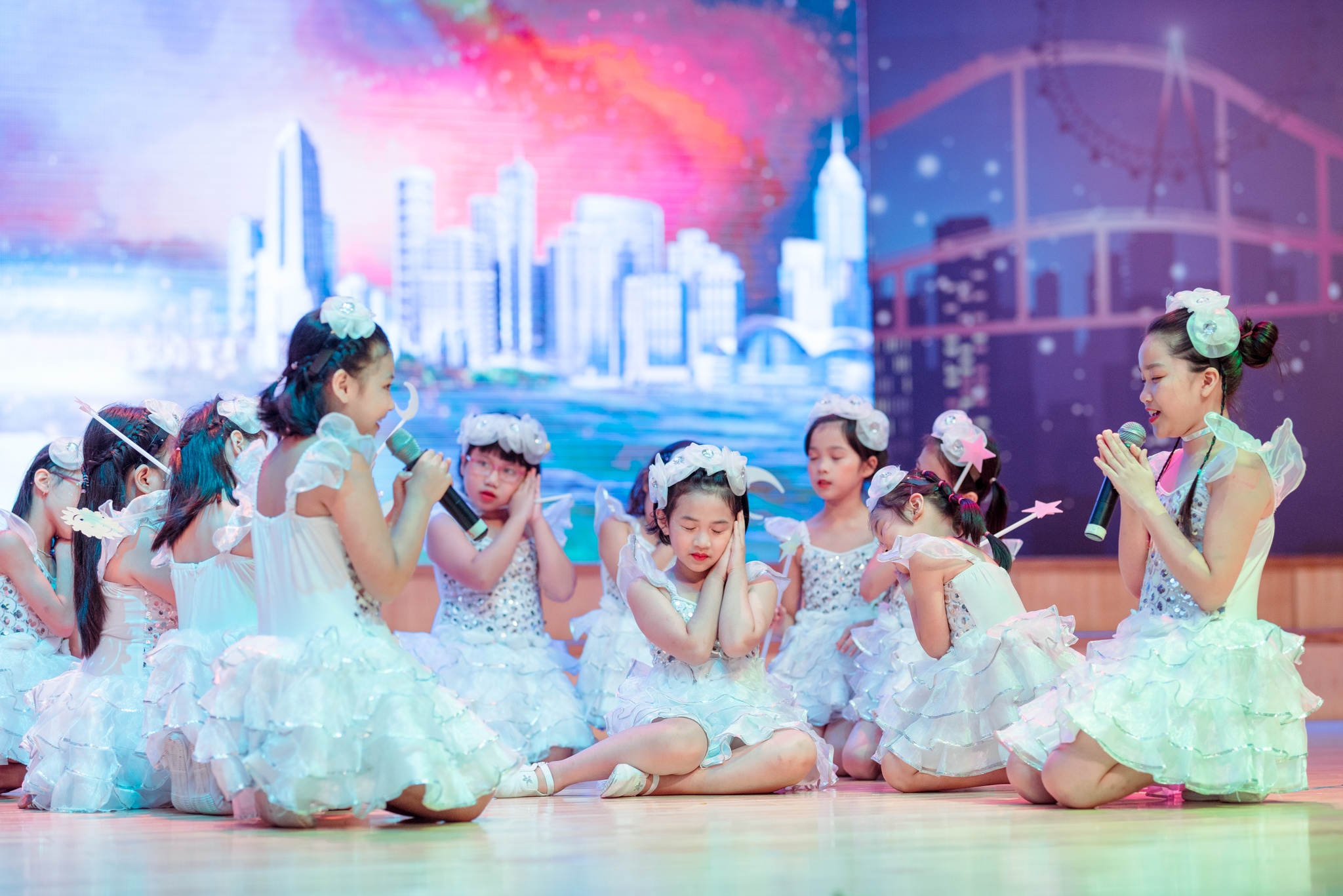 Hoc vien nhi tu tin bieu dien trong nhac hoi tieng Anh hinh anh