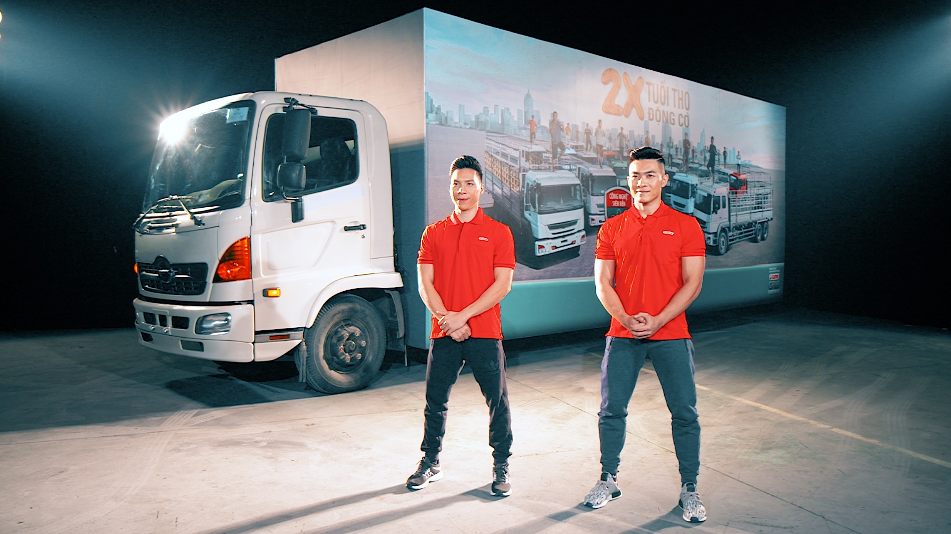 Video - Quoc Co, Quoc Nghiep huong dan tai xe tap van dong ngoai cabin hinh anh