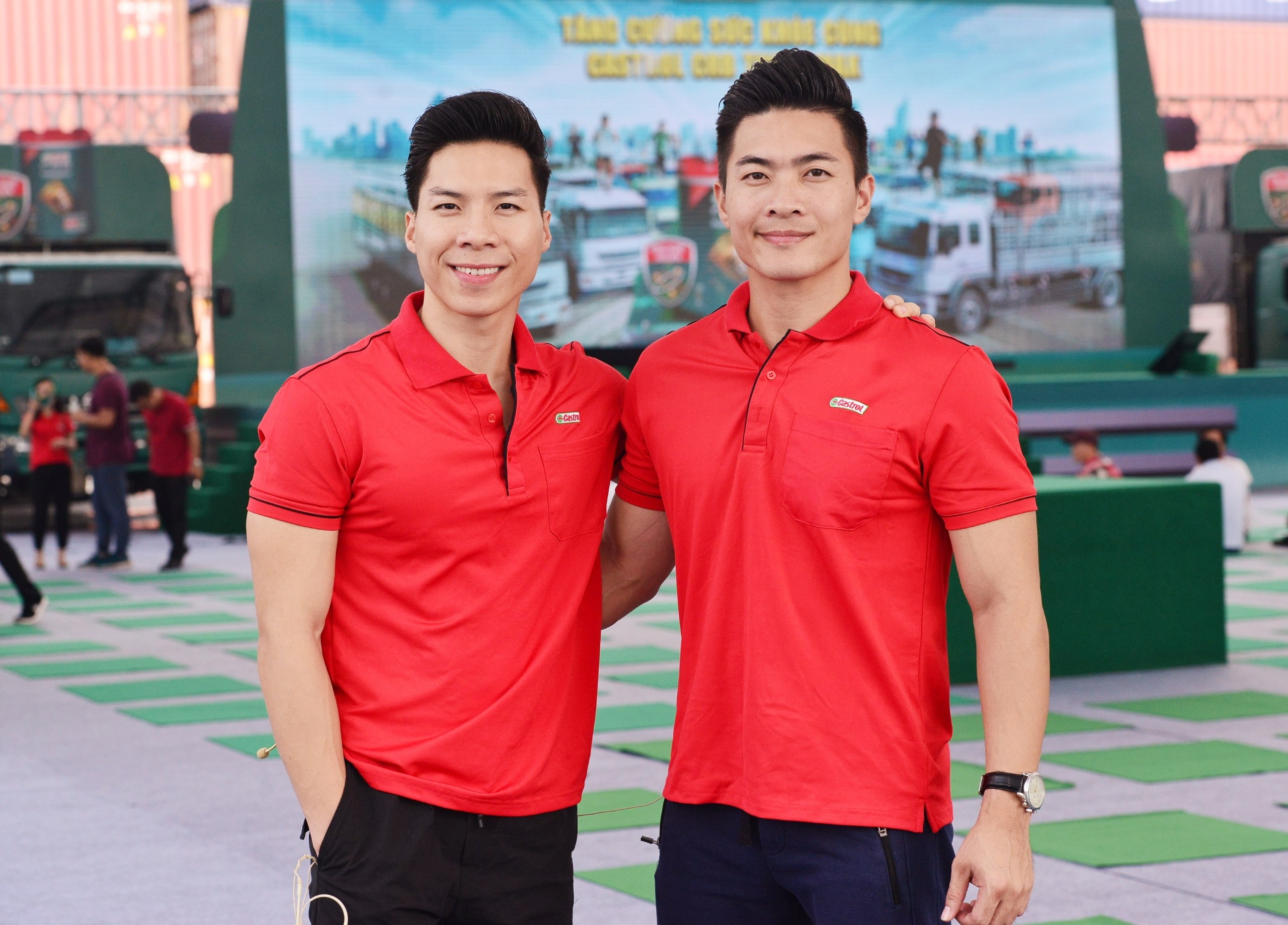 Video - Quoc Co, Quoc Nghiep huong dan tai xe bai tap ben trong cabin hinh anh