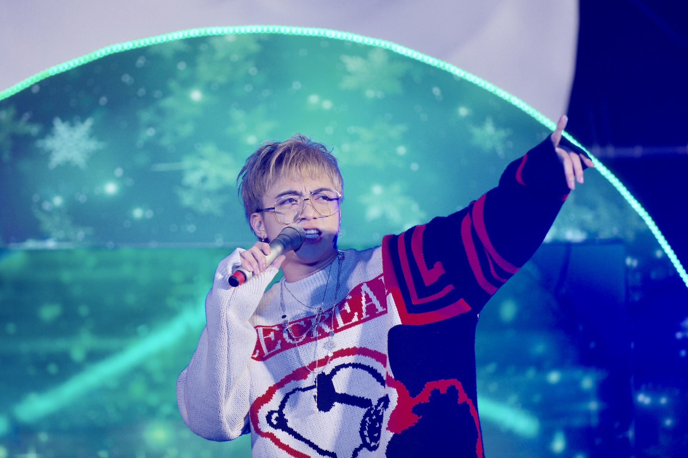 Soobin Hoang Son dien style khac la, doc rap trong dem nhac Giang sinh hinh anh