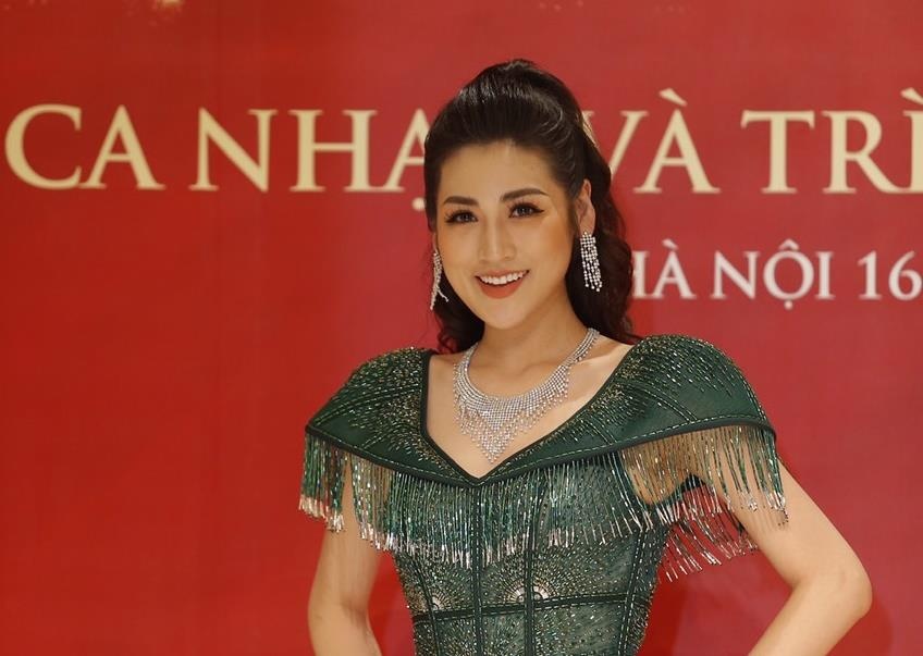 Dan hoa hau, a hau Viet ‘do bo’ Tuan le trang suc tai Ha Noi hinh anh