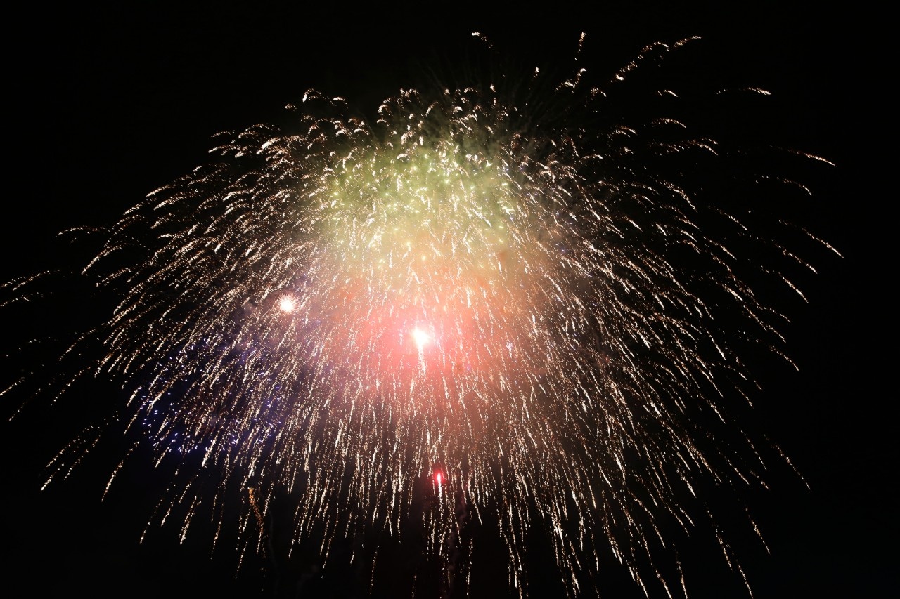 Phao hoa ruc sang tren nen troi Binh Lieu hinh anh