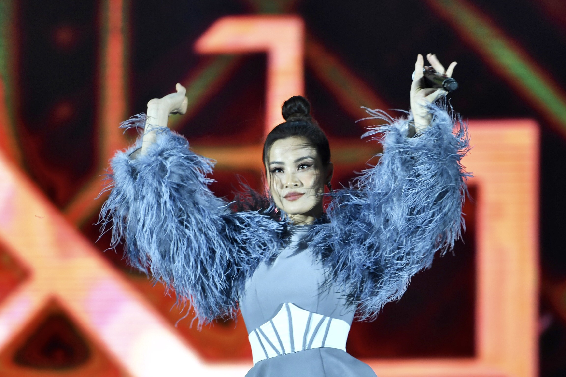 Dong Nhi trinh dien tai dai nhac hoi 'The Phoenix Empire' hinh anh