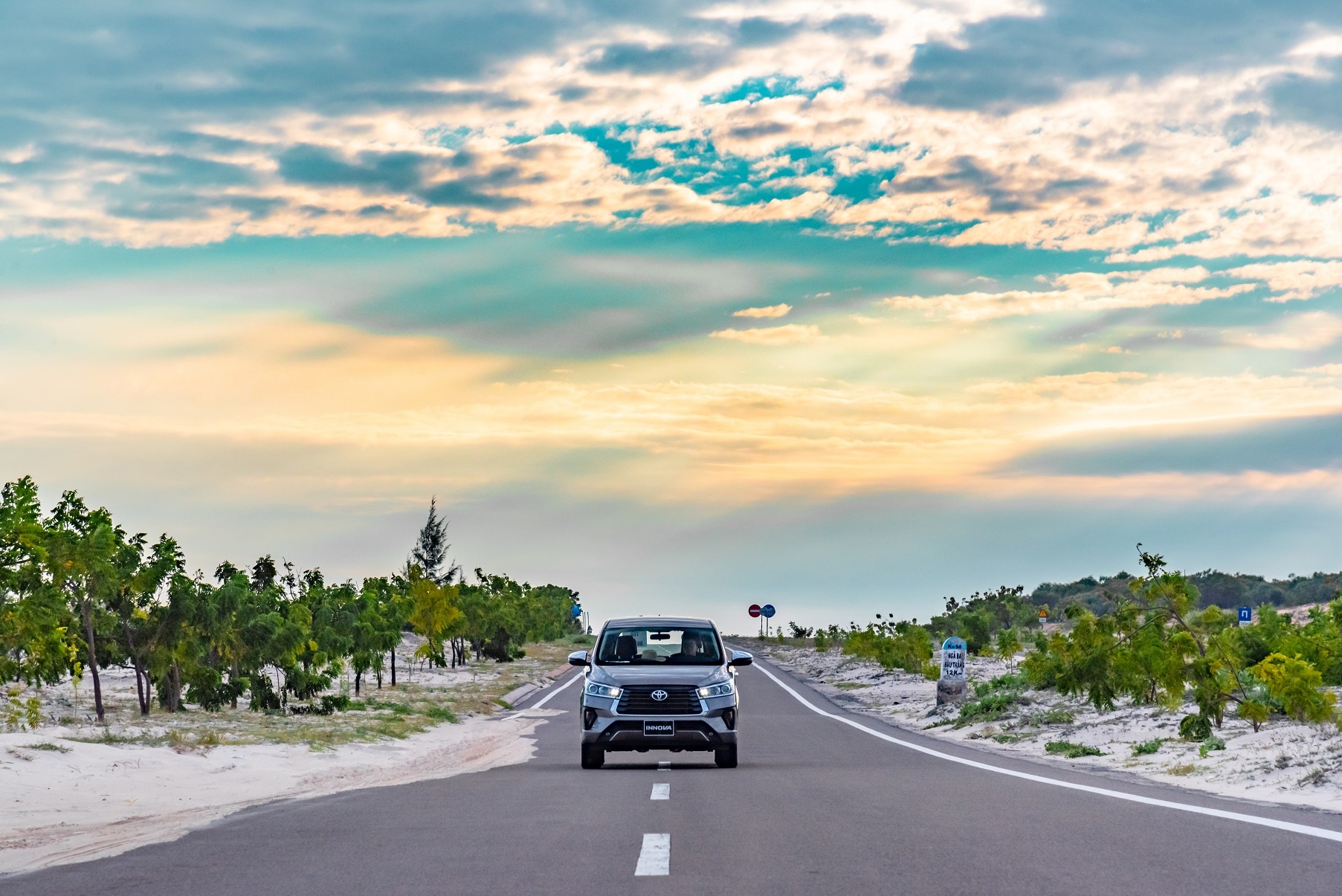 Video - Toyota Innova xuyen Viet hinh anh