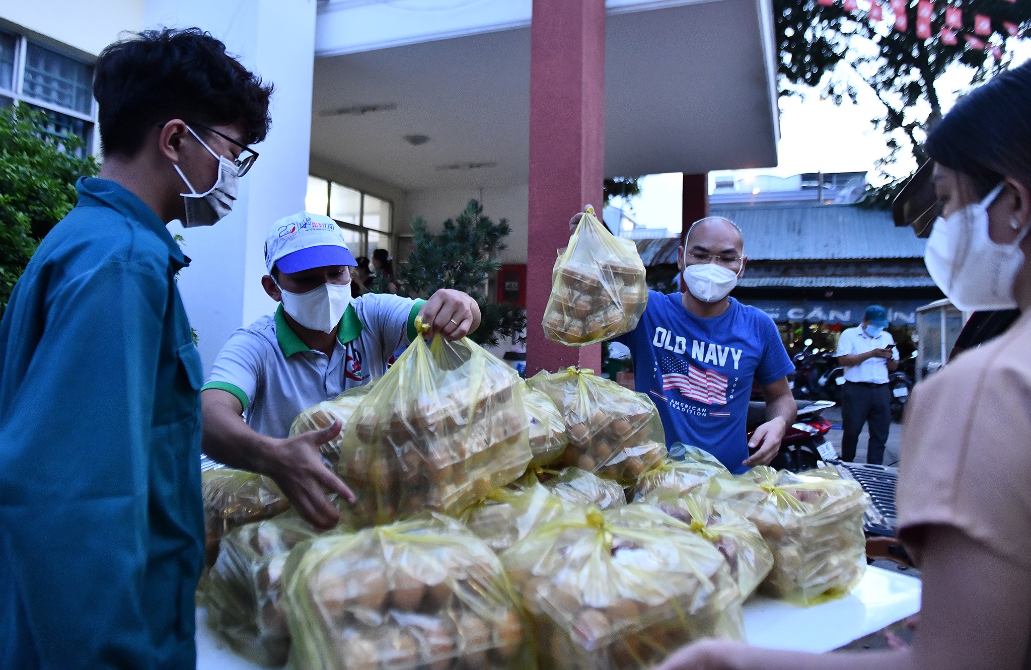 tang qua Covid anh 1