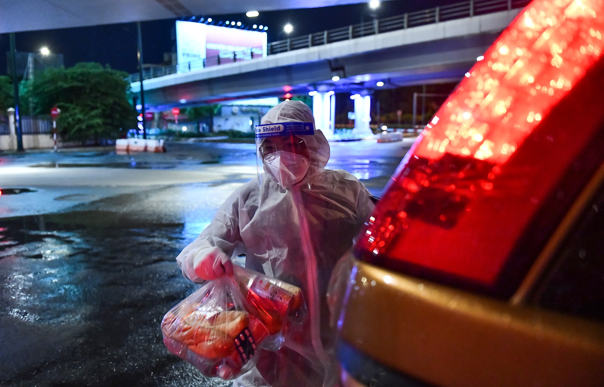 tang qua Covid anh 8