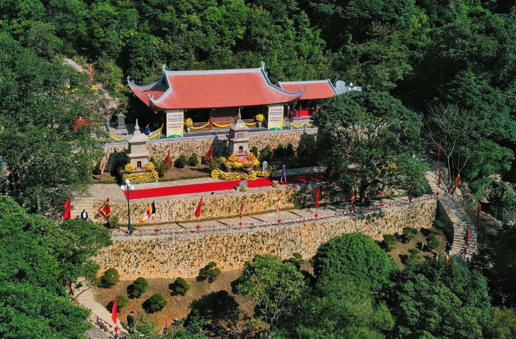 Toan canh cum cong trinh am, chua Ngoa Van tai Quang Ninh hinh anh