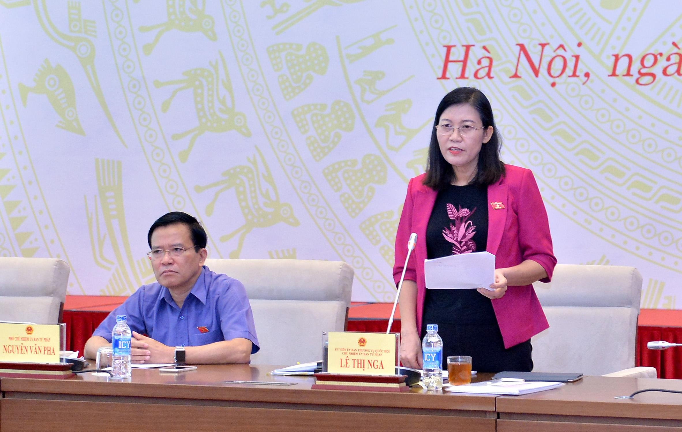 Hon nu sinh trong thang may anh 1