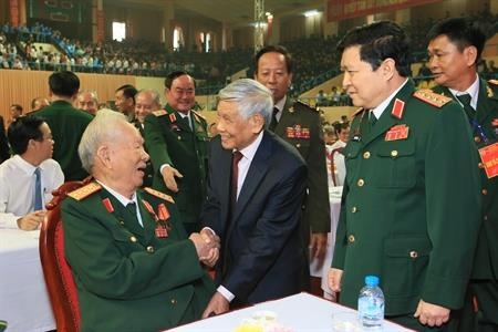 Khi om nang, dai tuong Le Duc Anh van luon hoi tham tinh hinh dat nuoc hinh anh