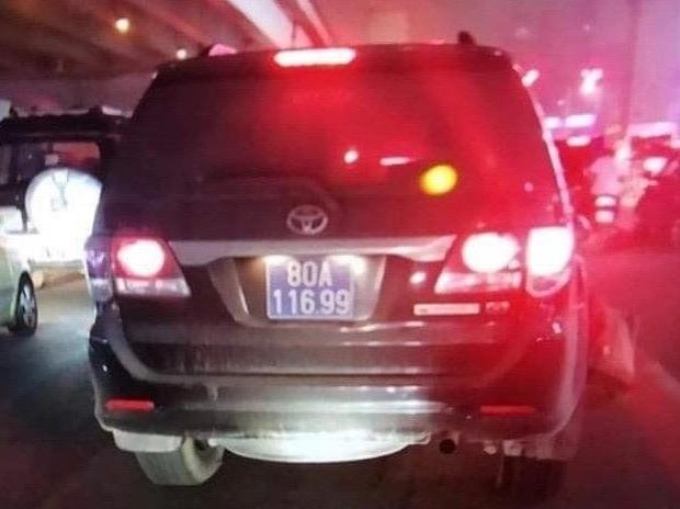 Xe Fortuner bien xanh tong guc nguoi dan ong tren pho roi bo chay hinh anh