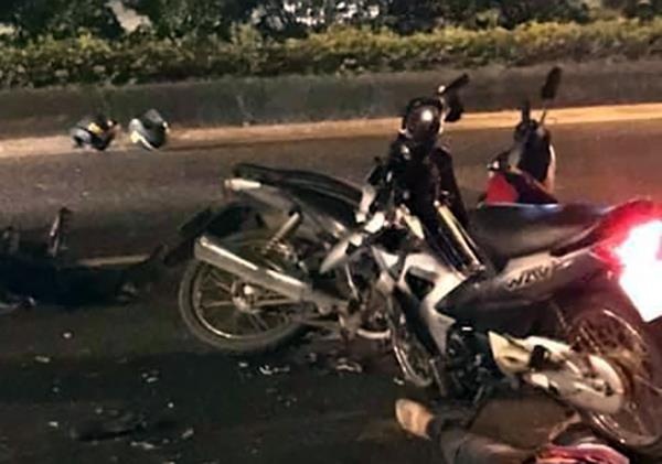 Va cham voi xe may 'kep ba', hai canh sat co dong gap nan hinh anh