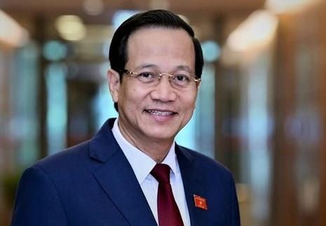 Ngoai 300% luong, lam viec ngay le duoc huong muc tang luy tien hinh anh