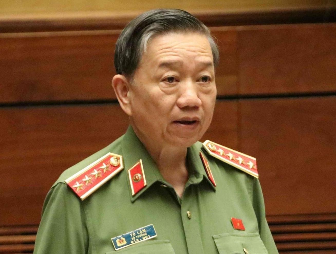 Dai tuong To Lam la Bo truong dau tien dang dan tra loi chat van hinh anh