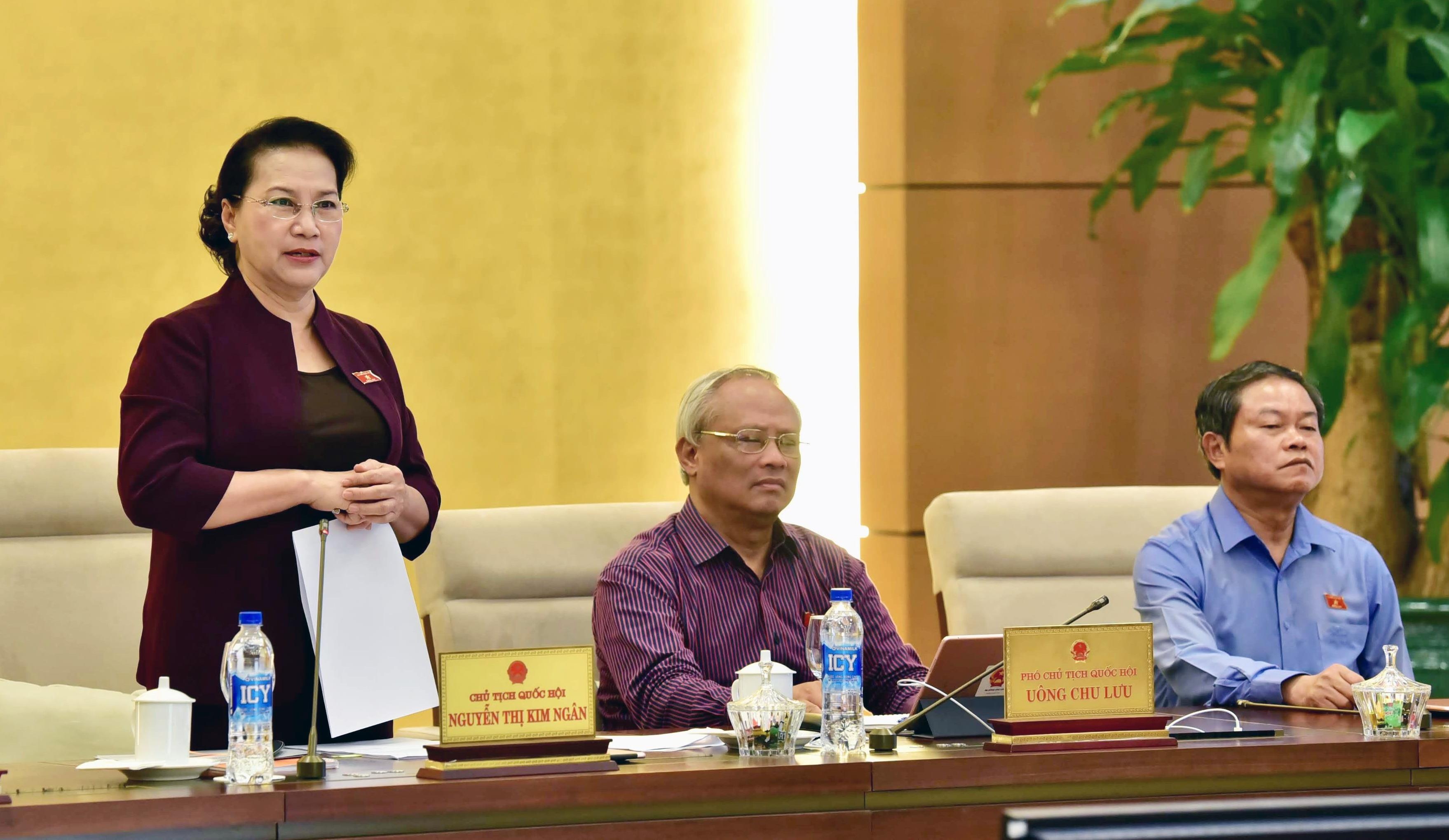 Chu tich Quoc hoi 'am uc' khi luat khong duoc thuc hien nghiem hinh anh