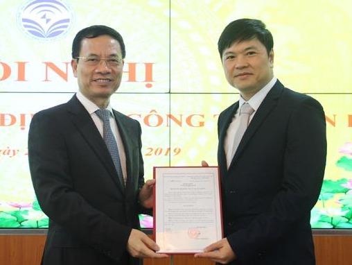 Ong Hoang Minh Cuong lam Cuc truong Vien thong hinh anh