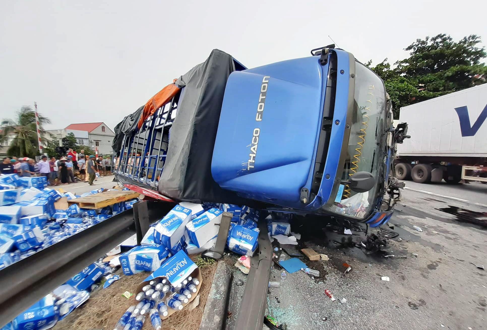 lật xe nhiều người chết ảnh 2 lat xe nhieu nguoi chet anh 2
