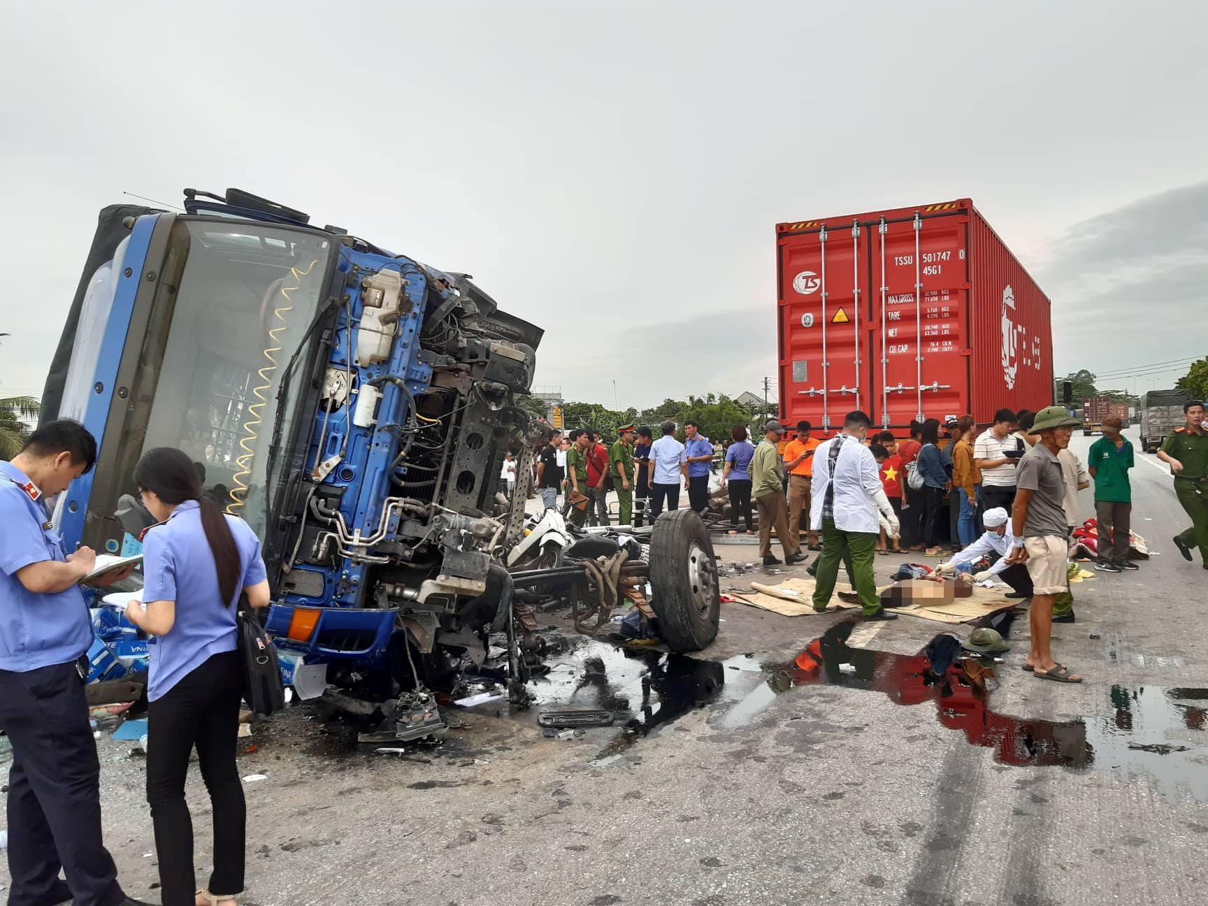 xe tải lật đè chết 5 người ảnh 1 xe tai lat de chet 5 nguoi anh 1