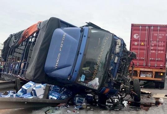 Hien truong vu lat xe tai lam nhieu nguoi chet o Hai Duong hinh anh