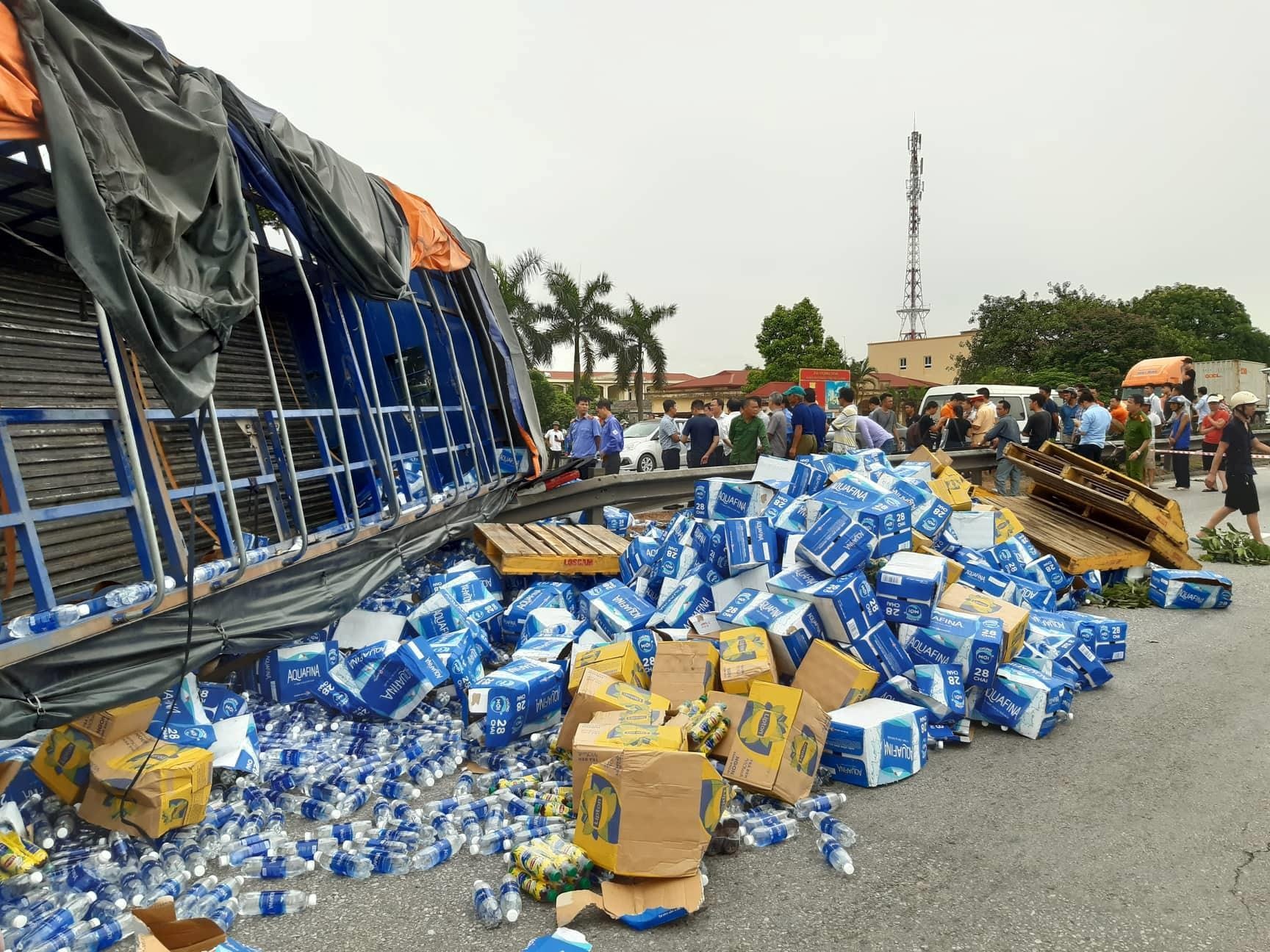 xe tai lat de chet 5 nguoi o Hai Duong anh 1