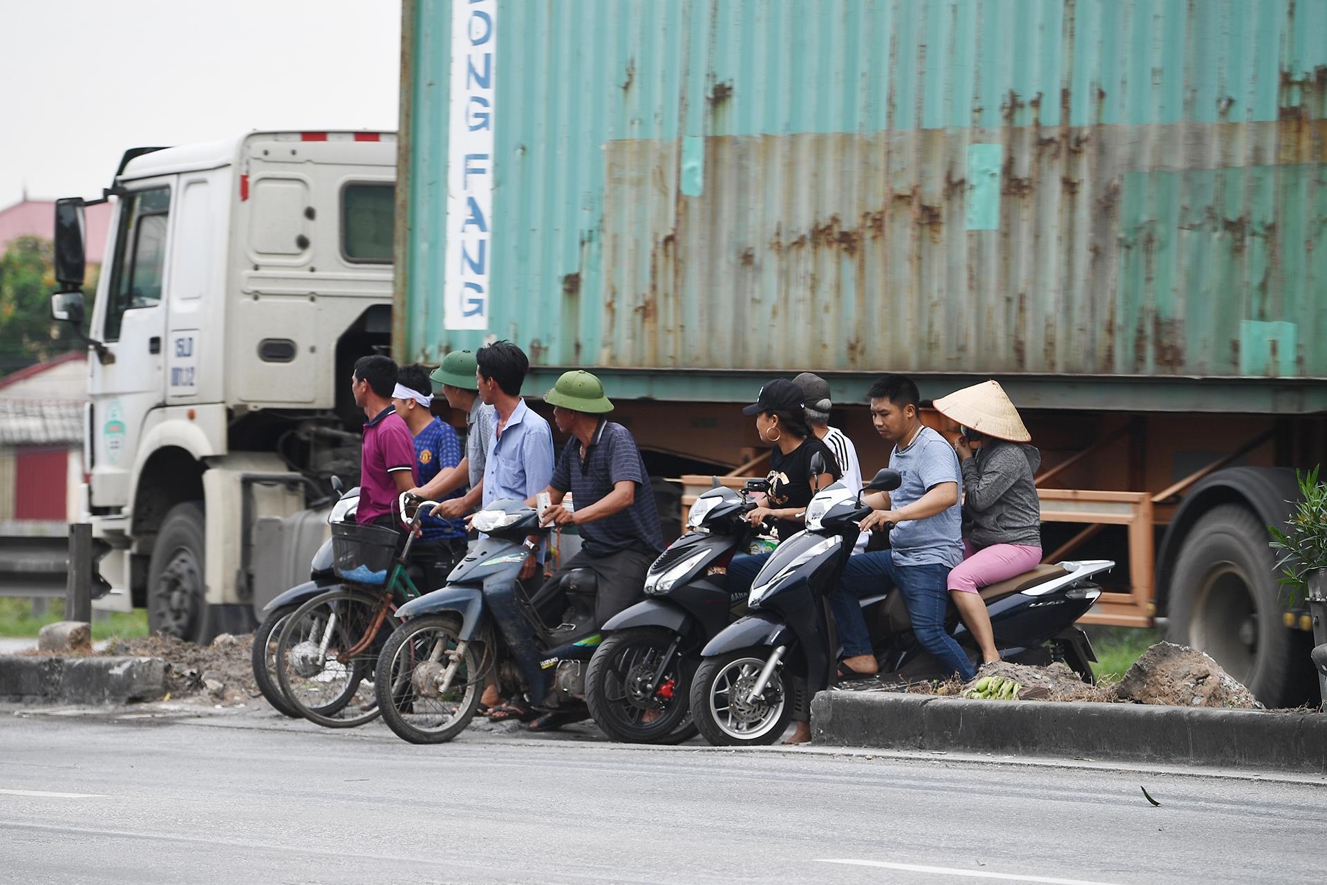tai nạn thảm khốc trên Quốc lộ 5 làm 5 người chết ảnh 2 tai nan tham khoc tren Quoc lo 5 lam 5 nguoi chet anh 2