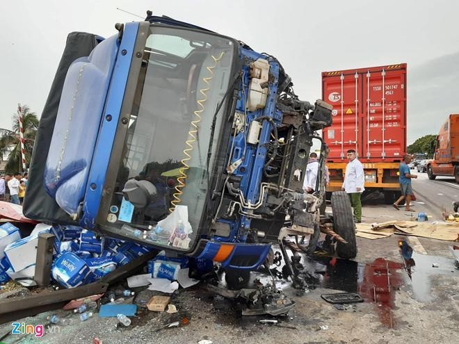 tai nạn thảm khốc trên Quốc lộ 5 làm 5 người chết ảnh 1 tai nan tham khoc tren Quoc lo 5 lam 5 nguoi chet anh 1
