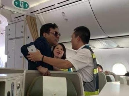 Khach hang thuong gia say xin, bi to sam so co gai tren may bay hinh anh