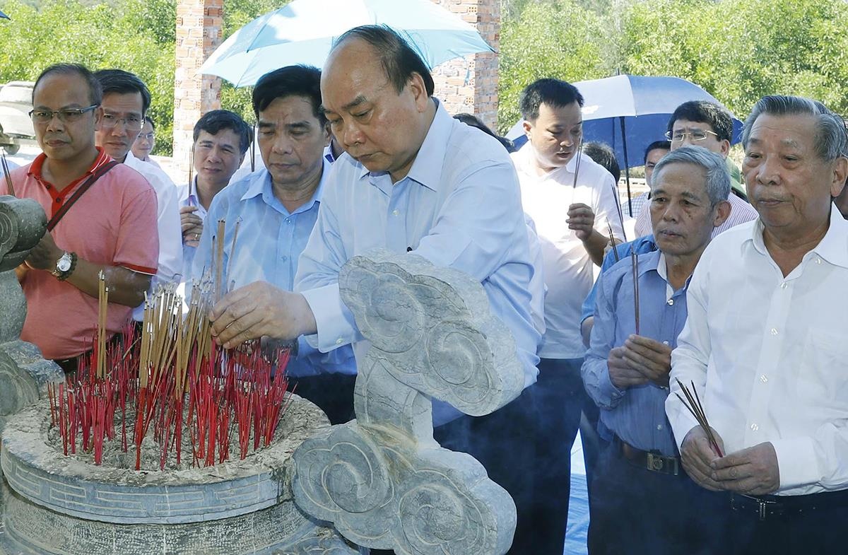 Thu tuong dang huong tuong niem cac anh hung liet si hinh anh